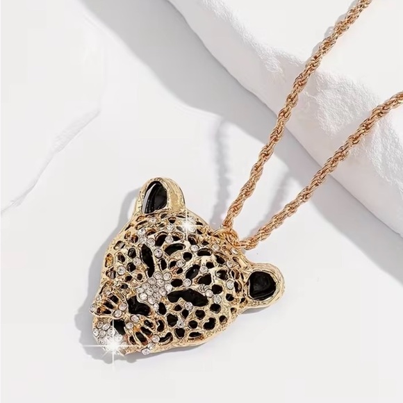 🖤 Betsey Johnson stunning gold & crystal leopard pendant necklace 🖤 - Picture 4 of 4
